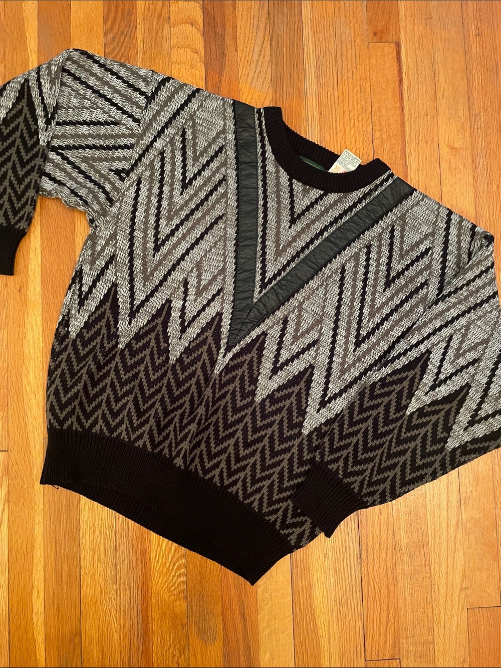 CLUB 1440 Vintage 90s Retro Geometric Faux-Leather Detailing Crewneck Sweater